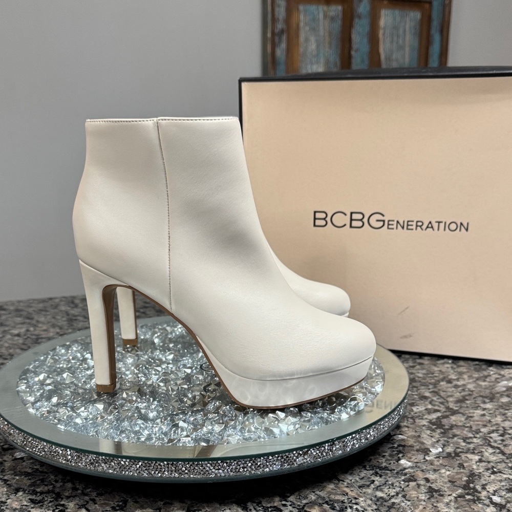 BCBGeneration Women's cream Heeled Boots NWT 7